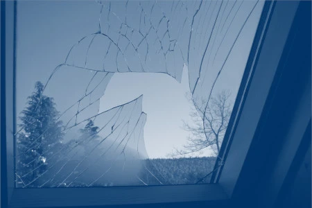 Glasversicherung in privaten Bereich Vergleich über Hausrat oder Wohngebäudepolice mit beantragen > das Bild zeigt einen Schaden durch thermische Spannungen