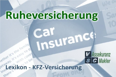 Ein modernes Auto steht vor einem Haus. Davor liegen zwei KFZ-Versicherungspolicen, die eine mögliche Mehrfachversicherung darstellen und das Thema doppelte Absicherung bei der Autoversicherung symbolisieren.