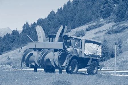 Unimog mit LOF Zulassung können je nach Nutzung mit einen grünen oder schwarzem Kennzeichen zugelassen werden. Ebenso müssen diese entsprechend der Kennzeichenart WKZ- 451 grünes, WKZ-452 schwarzes Kennzeichen versichert werden.