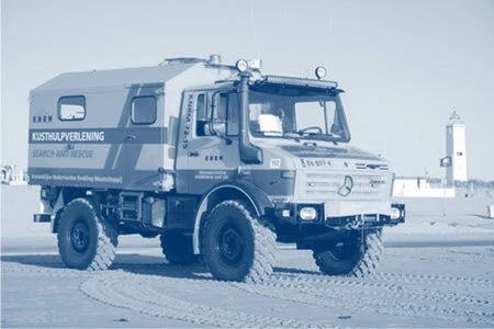  Bei Unimog mit H-Kennzeichen muss sich der Besitzer entscheiden, ob er sein Fahrzeug über einen Oldtimertarif versichert und mit diversen tariflichen Einschränkungen > oft ist keine gewerbliche Nutzung oder der Transport von Gütern erlaubt <, leben will oder ob er diesen normal versichert und den Unimog weiter so nutzen kann wie er will.