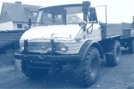 Bei Unimog mit H-Kennzeichen muss sich der Besitzer entscheiden, ob er sein Fahrzeug über einen Oldtimertarif versichert und mit diversen tariflichen Einschränkungen > oft ist keine gewerbliche Nutzung oder der Transport von Gütern erlaubt <, leben will oder ob er diesen normal versichert und den Unimog weiter so nutzen kann wie er will.
